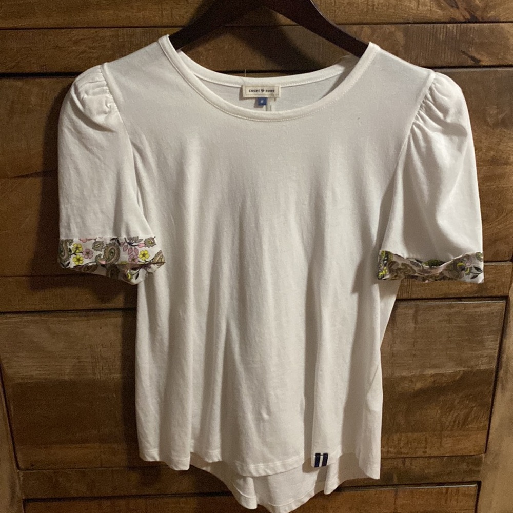 COURT & ROWE WHITE TOP WITH PUFF SLEEVES AND PAISLEY TRIM. Size M.